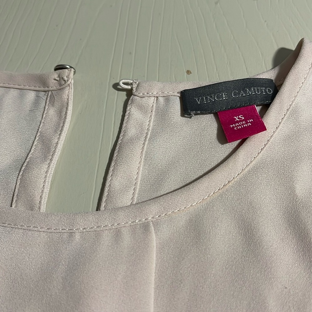 Vince Camuto Cream Flowy Top- Size XS - Picture 4 of 11